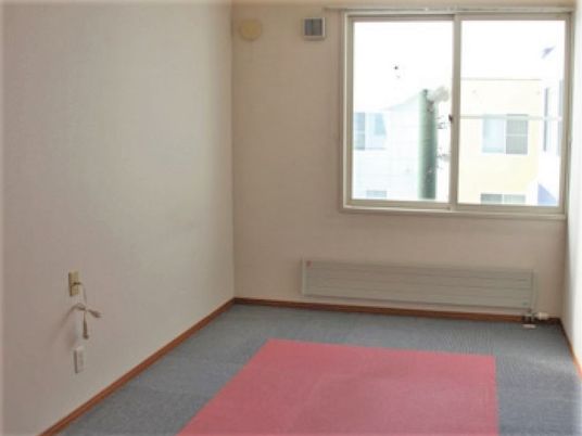 何もない小さなワンルーム。施設内に用意されている高齢者用の居室の写真