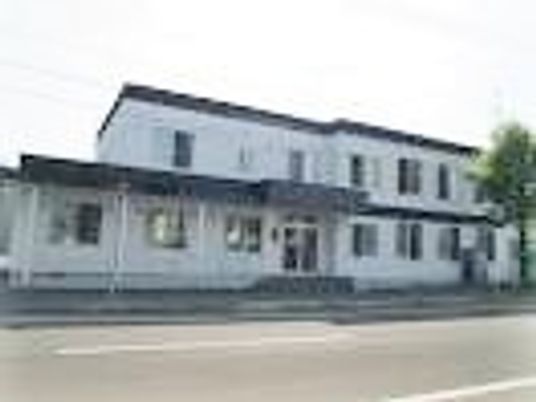 ２階建てのこじんまりとした建物の写真。個室が並んでいる様子が分かる