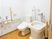 白いトイレの横には大きめの洗い場と手すり、呼び出しボタンがある。