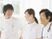 医師と看護師が笑いながら何かについて話している様子。リラックスしている時間帯