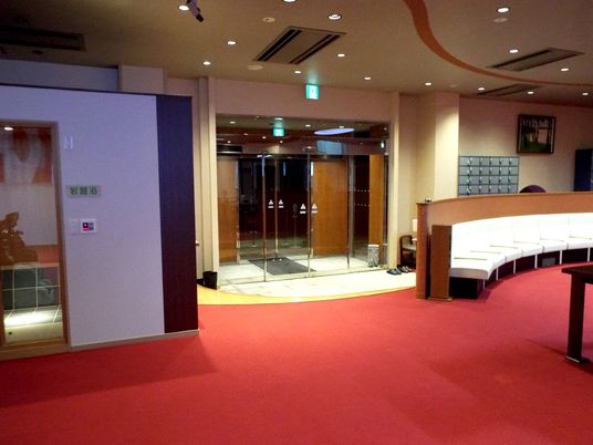 赤いじゅうたんが印象的なホールの様子。温泉のホテルのような空間