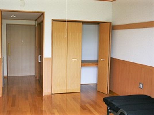 収納設備のついた施設内の居室の様子。出入口が左側にある様子がわかる