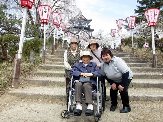 スタッフとともに出かけている施設利用者の様子。お祭りのような雰囲気の写真