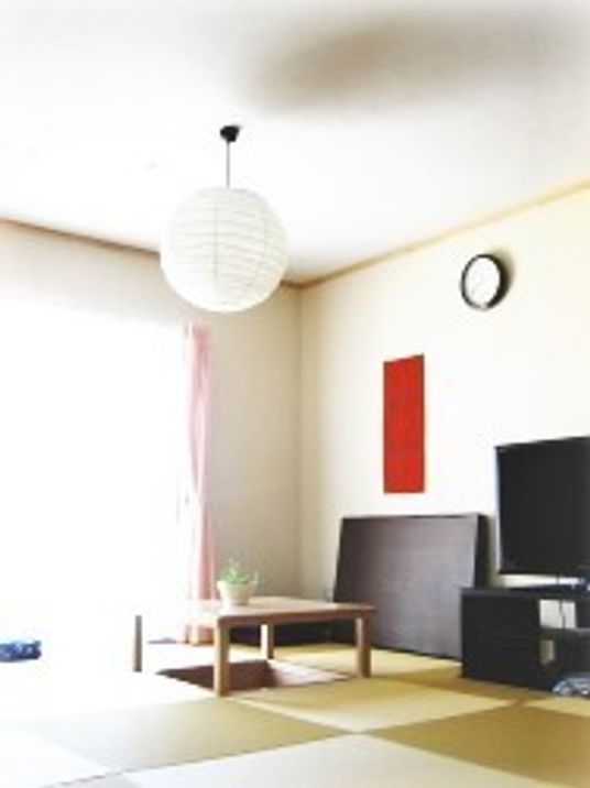 和室空間に和風の照明やテレビなどが置いてある様子。フチなしの上品な畳が敷いてある