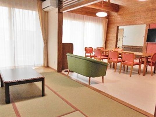 畳敷きの和室は落ち着いた雰囲気で、中央に四角いちゃぶ台が置かれている。
