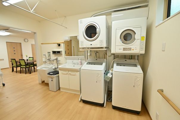 洗面台や洗濯機が設置された多目的室