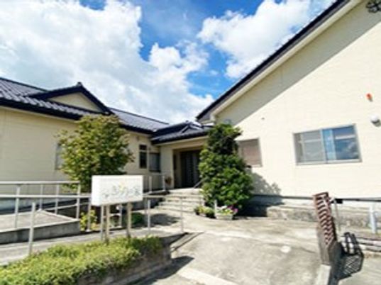車いすに座る女性と介助者