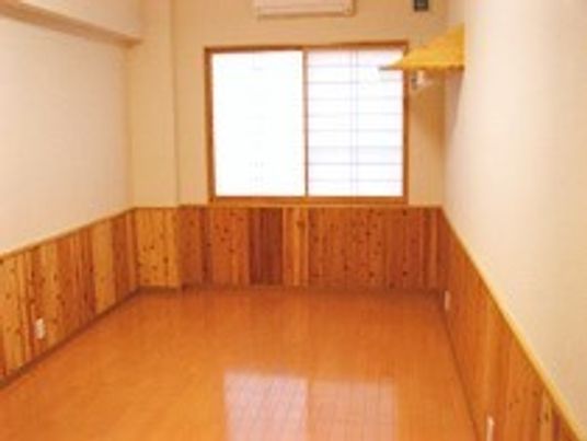 木の風合いを活かした施設内の一室の様子。窓があり外が見えている