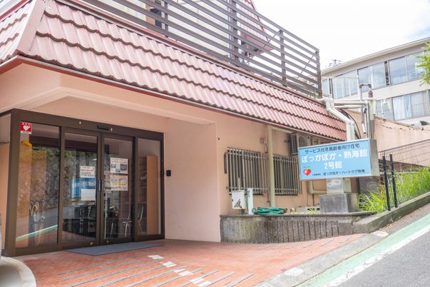 看板のある建物外観