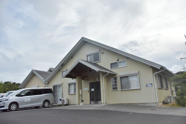 屋根付きエントランス外観