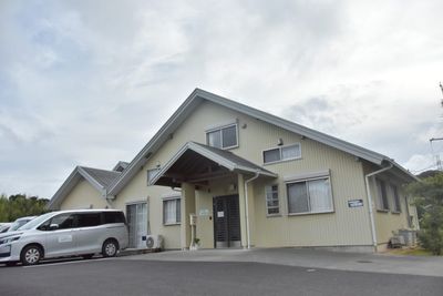 屋根付きエントランス外観