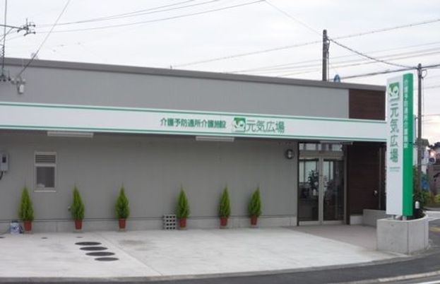 看板のある建物外観