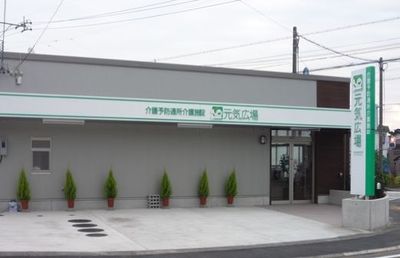 看板のある建物外観