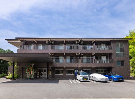 広々とした施設の外観