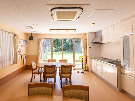天井の照明が明るい居室