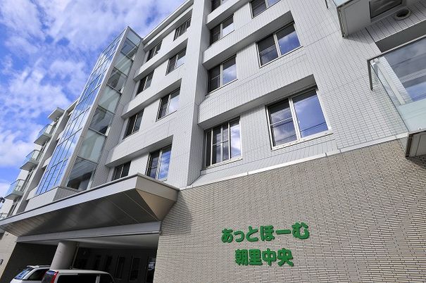 青空と建物の外観