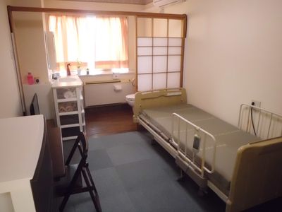 居室のベッドと洗面所