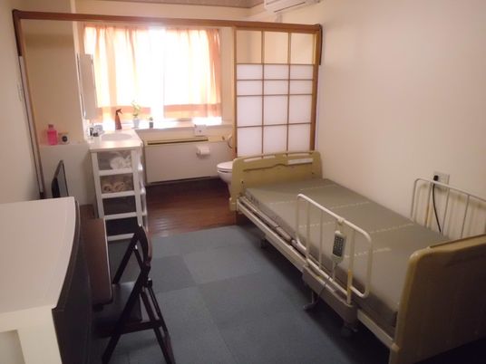 居室のベッドと洗面所