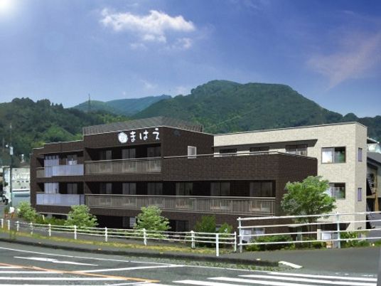 緑豊かな外観の建物
