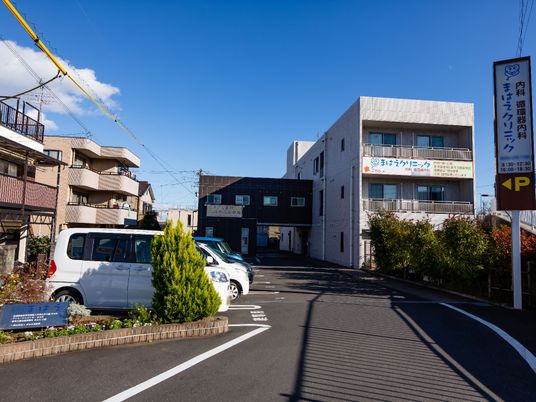 晴れた日の施設外観