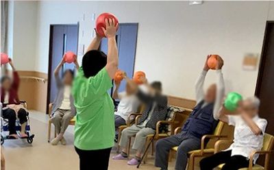 運動する集団の室内