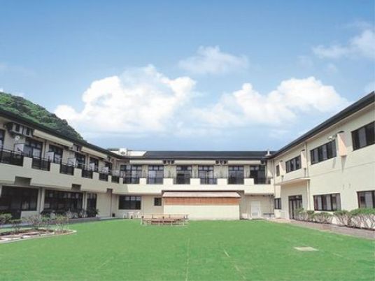 広々とした明るい中庭