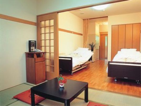 和モダンな居室の光景