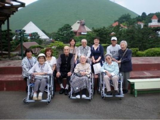 笑顔集合する人々外観