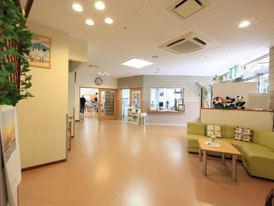  ロビーの広々とした様子  