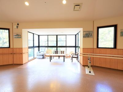 明るく広々としたリハビリ室