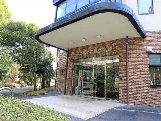 緑に囲まれた建物入口