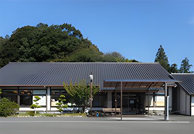 緑豊かな平屋の外観