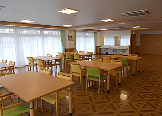 自然光が入る広々食堂