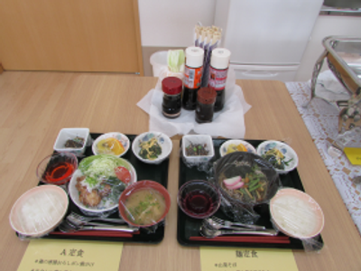 多様な料理の食卓