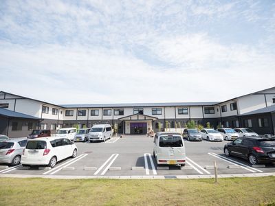 広々とした外観の施設