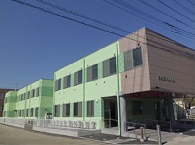 緑の外壁の建物外観