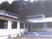 緑に囲まれた建物外観
