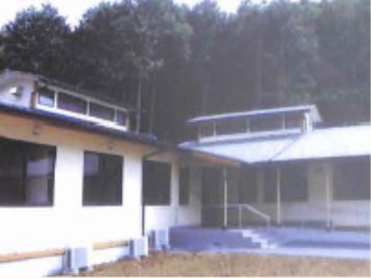 緑に囲まれた建物外観