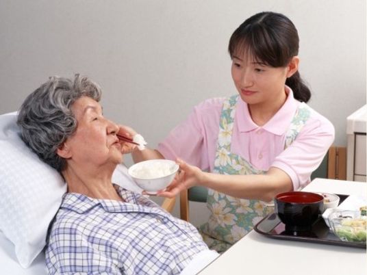 介助食事のスタッフと利用者