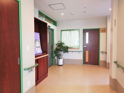 廊下と扉のきれいな空間