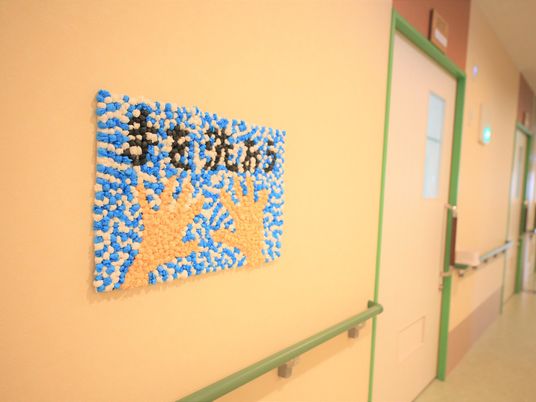 壁に掛けられたアート作品