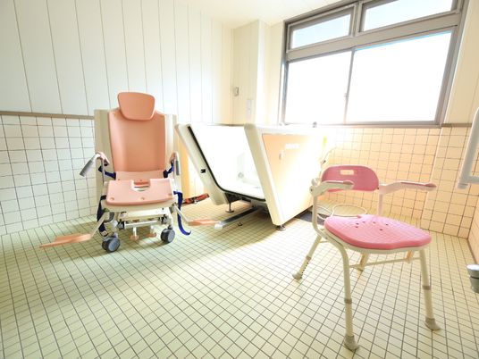 明るい浴室の椅子と浴槽