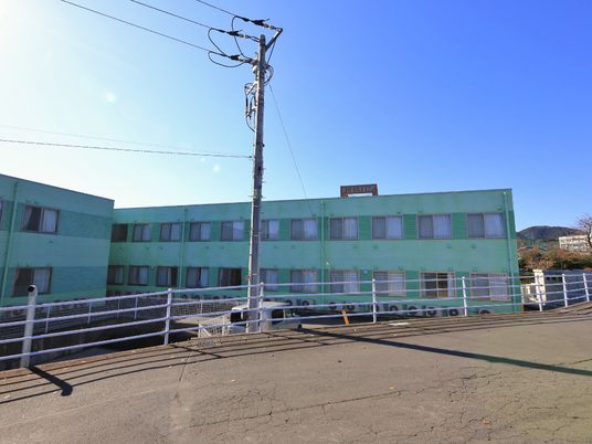 緑の建物外観