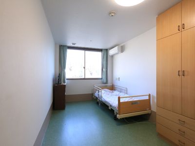 明るい個室の居室