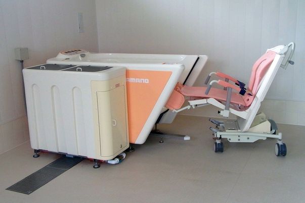 最新の機器がある浴室  