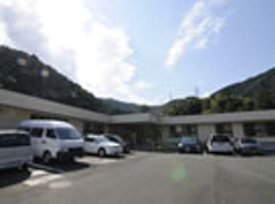 駐車場のある建物外観