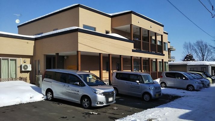 雪に囲まれた施設の外観