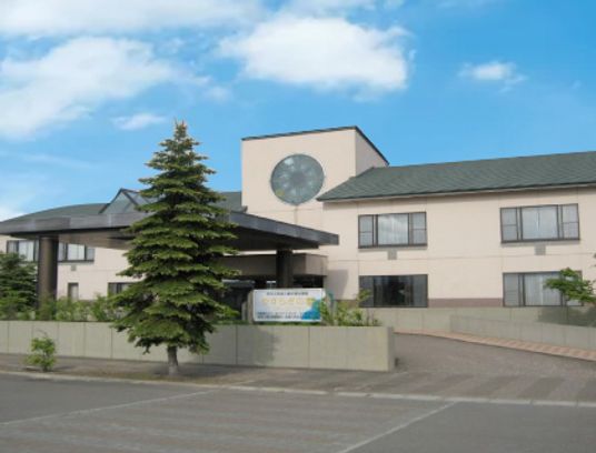 緑に囲まれた建物外観