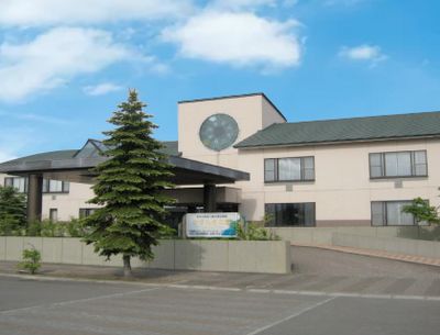 緑に囲まれた建物外観