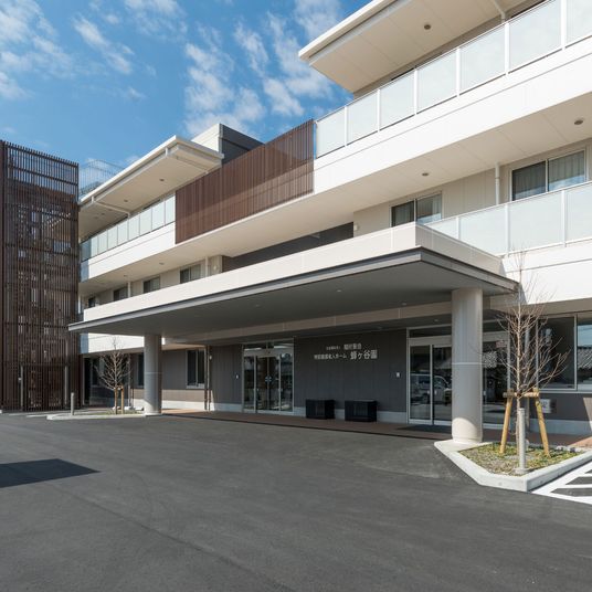 落ち着いた外観の建物